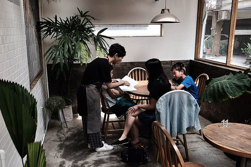 34268710_1816667735020871_2705421576450342912_n