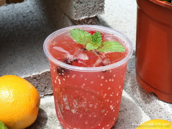 陸合院:台中美食│陸合院〃台中IG人氣打卡店!超夢幻漸層氣泡飲,還有原味薄荷氣泡免費無限續~