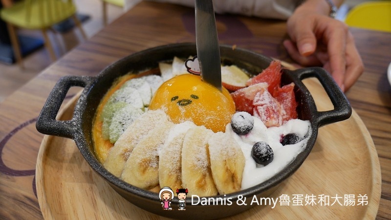 《台中主題餐廳推薦》蛋黃哥五星主廚餐廳台中旗艦店。期間限定聖誕大餐超好吃,環境好好拍還有兩層樓高旋轉溜滑梯可以玩︱親子友善餐廳聚餐首選（影片）