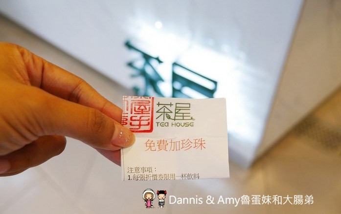 《新竹飲料店推薦》茶屋 TEA HOUSE。一生懸命黑白珍珠奶茶。下午茶時段指定飲料買一送一。消費免費玩夾娃娃機︱影片