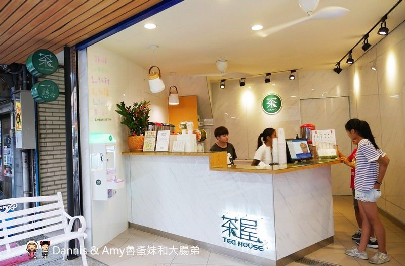 《新竹飲料店推薦》茶屋 TEA HOUSE。一生懸命黑白珍珠奶茶。下午茶時段指定飲料買一送一。消費免費玩夾娃娃機︱影片