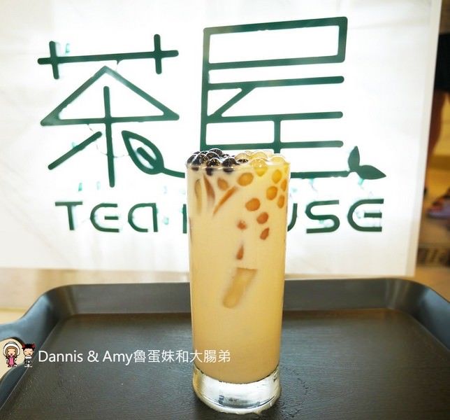《新竹飲料店推薦》茶屋 TEA HOUSE。一生懸命黑白珍珠奶茶。下午茶時段指定飲料買一送一。消費免費玩夾娃娃機︱影片