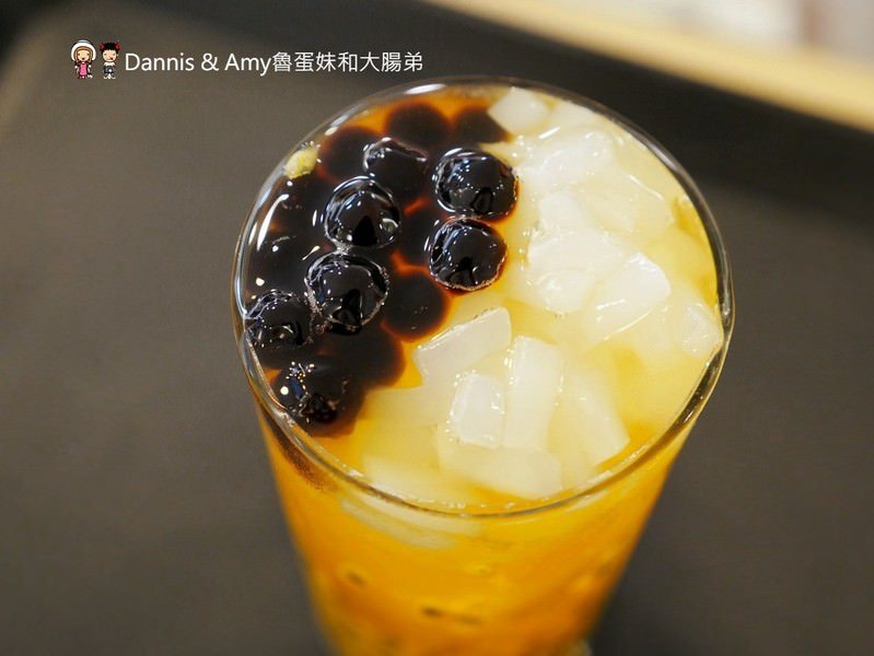 《新竹飲料店推薦》茶屋 TEA HOUSE。一生懸命黑白珍珠奶茶。下午茶時段指定飲料買一送一。消費免費玩夾娃娃機︱影片