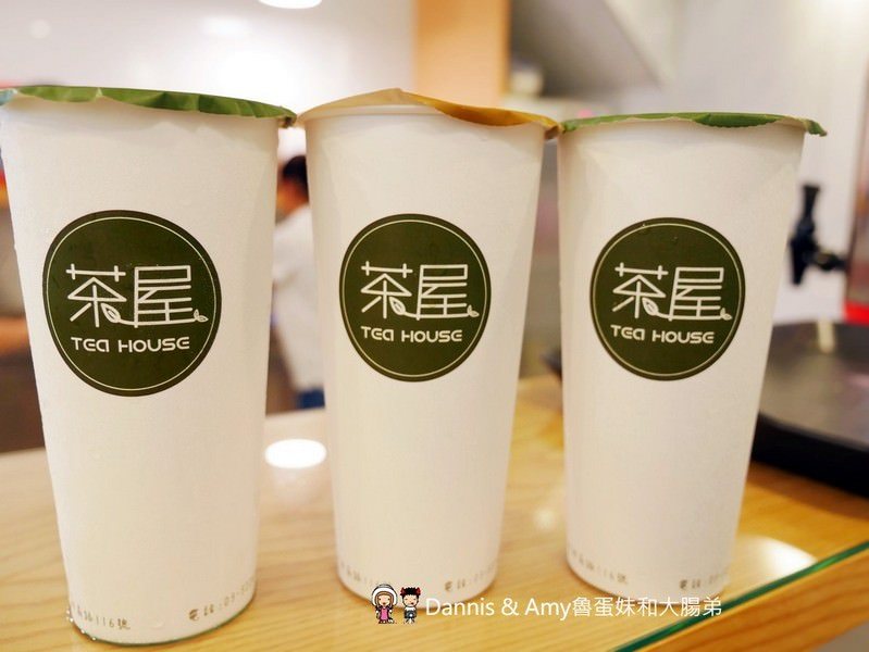 《新竹飲料店推薦》茶屋 TEA HOUSE。一生懸命黑白珍珠奶茶。下午茶時段指定飲料買一送一。消費免費玩夾娃娃機︱影片