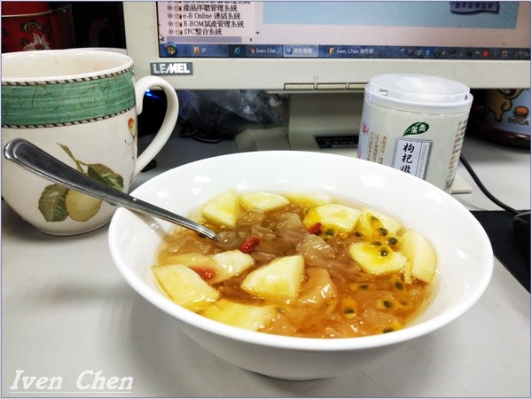 青葉枸杞燉銀耳：《養生美顏甜點》溫潤滋補\上班族最佳小確幸的下午茶\幸福的甜點-『青葉枸杞燉銀耳』