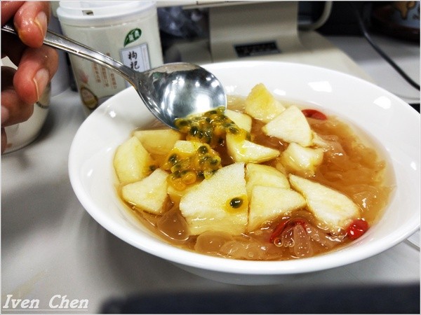 青葉枸杞燉銀耳：《養生美顏甜點》溫潤滋補\上班族最佳小確幸的下午茶\幸福的甜點-『青葉枸杞燉銀耳』