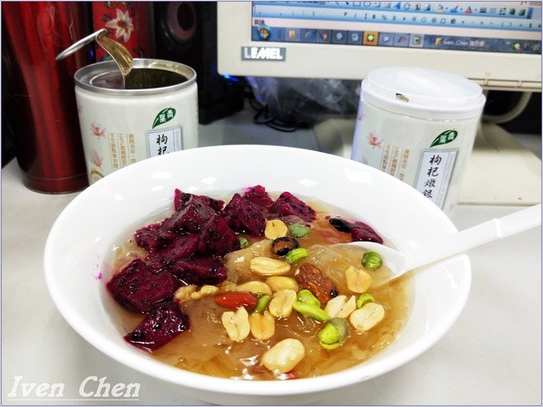 青葉枸杞燉銀耳：《養生美顏甜點》溫潤滋補\上班族最佳小確幸的下午茶\幸福的甜點-『青葉枸杞燉銀耳』