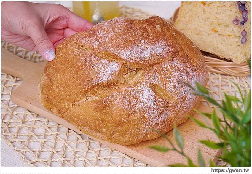 一周只賣四天的比臉大麵包，結合在地食材超有料，還有神秘隱藏版賣完等明年！！