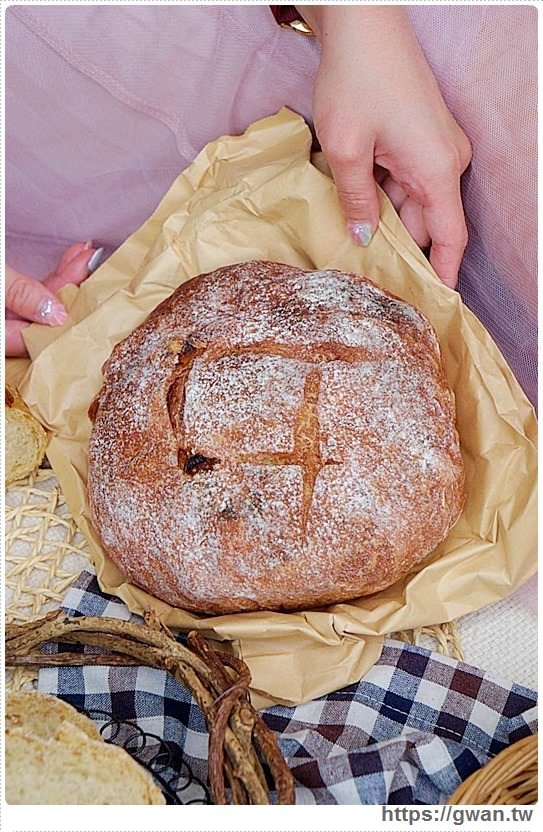 一周只賣四天的比臉大麵包，結合在地食材超有料，還有神秘隱藏版賣完等明年！！