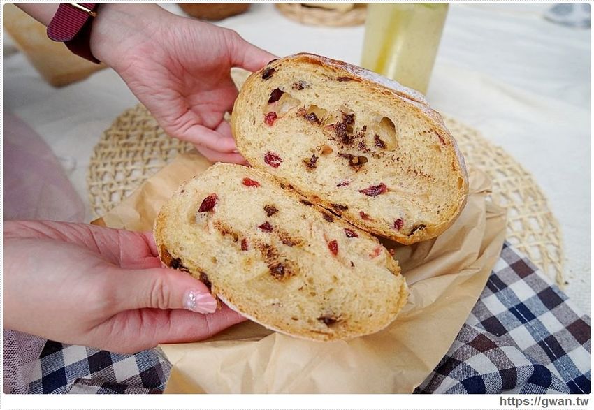 一周只賣四天的比臉大麵包，結合在地食材超有料，還有神秘隱藏版賣完等明年！！