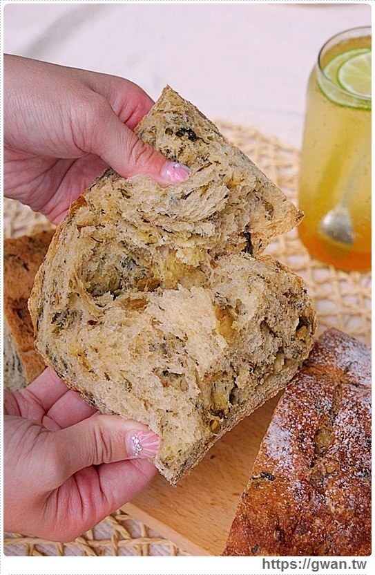 一周只賣四天的比臉大麵包，結合在地食材超有料，還有神秘隱藏版賣完等明年！！