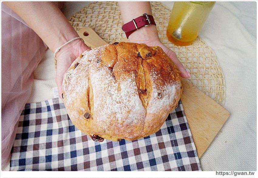 一周只賣四天的比臉大麵包，結合在地食材超有料，還有神秘隱藏版賣完等明年！！
