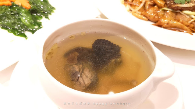 台北六福萬怡-粵亮廣式料理_佩吉王生活記事 台北六福萬怡『粵亮』廣式料理:不只烤鴨!乾炒牛河.仙翁冰糖燉水梨.創意甜點完美加分/南港美食