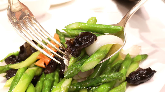 台北六福萬怡-粵亮廣式料理_佩吉王生活記事 台北六福萬怡『粵亮』廣式料理:不只烤鴨!乾炒牛河.仙翁冰糖燉水梨.創意甜點完美加分/南港美食