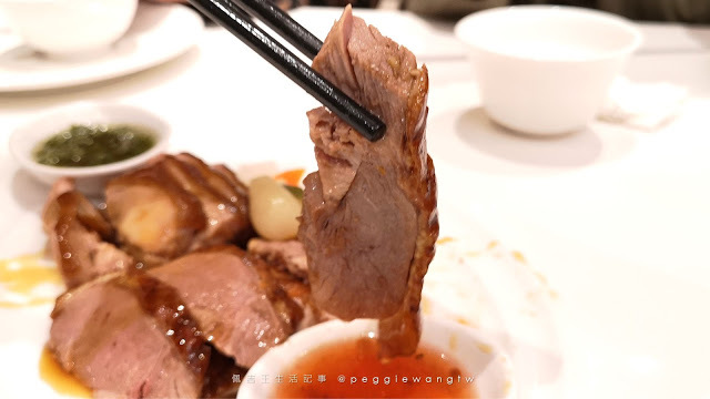 台北六福萬怡-粵亮廣式料理_佩吉王生活記事 台北六福萬怡『粵亮』廣式料理:不只烤鴨!乾炒牛河.仙翁冰糖燉水梨.創意甜點完美加分/南港美食