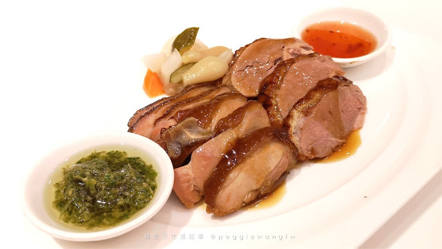 台北六福萬怡-粵亮廣式料理_佩吉王生活記事 台北六福萬怡『粵亮』廣式料理:不只烤鴨!乾炒牛河.仙翁冰糖燉水梨.創意甜點完美加分/南港美食