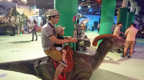 侏儸紀X恐龍樂園(高雄場):高雄駁二~侏儸紀X恐龍樂園~紅色警報!!恐龍真的來了~乘坐恐龍骨頭車前往失落的世界~展期6/30-9/02