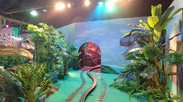 侏儸紀X恐龍樂園(高雄場):高雄駁二~侏儸紀X恐龍樂園~紅色警報!!恐龍真的來了~乘坐恐龍骨頭車前往失落的世界~展期6/30-9/02