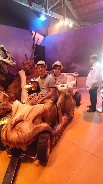 侏儸紀X恐龍樂園(高雄場):高雄駁二~侏儸紀X恐龍樂園~紅色警報!!恐龍真的來了~乘坐恐龍骨頭車前往失落的世界~展期6/30-9/02