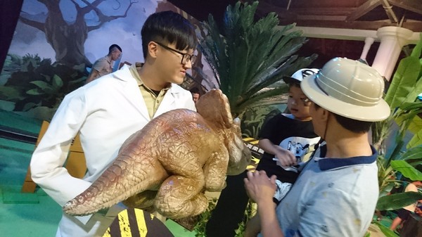 侏儸紀X恐龍樂園(高雄場):高雄駁二~侏儸紀X恐龍樂園~紅色警報!!恐龍真的來了~乘坐恐龍骨頭車前往失落的世界~展期6/30-9/02