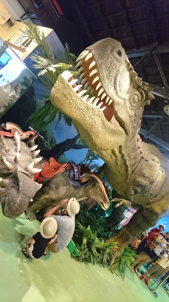 侏儸紀X恐龍樂園(高雄場):高雄駁二~侏儸紀X恐龍樂園~紅色警報!!恐龍真的來了~乘坐恐龍骨頭車前往失落的世界~展期6/30-9/02