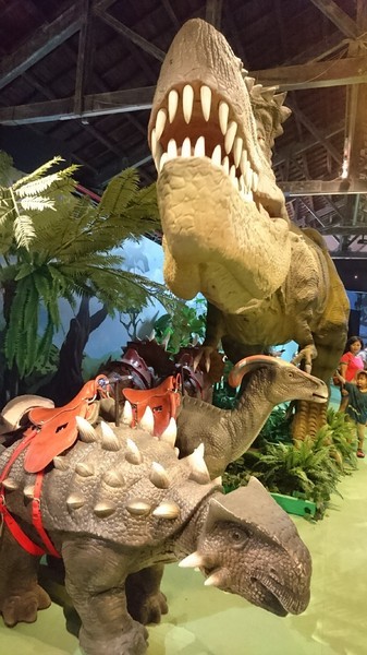 侏儸紀X恐龍樂園(高雄場):高雄駁二~侏儸紀X恐龍樂園~紅色警報!!恐龍真的來了~乘坐恐龍骨頭車前往失落的世界~展期6/30-9/02