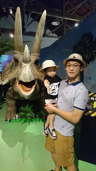 侏儸紀X恐龍樂園(高雄場):高雄駁二~侏儸紀X恐龍樂園~紅色警報!!恐龍真的來了~乘坐恐龍骨頭車前往失落的世界~展期6/30-9/02