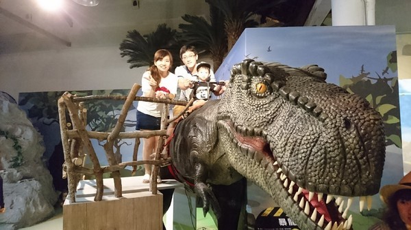 侏儸紀X恐龍樂園(高雄場):高雄駁二~侏儸紀X恐龍樂園~紅色警報!!恐龍真的來了~乘坐恐龍骨頭車前往失落的世界~展期6/30-9/02