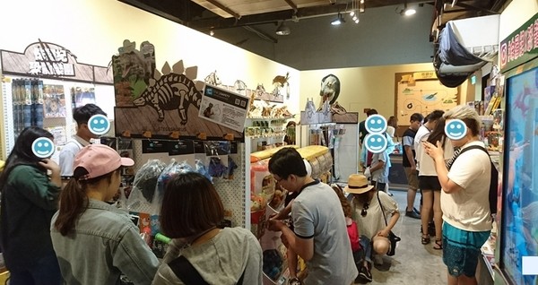 侏儸紀X恐龍樂園(高雄場):高雄駁二~侏儸紀X恐龍樂園~紅色警報!!恐龍真的來了~乘坐恐龍骨頭車前往失落的世界~展期6/30-9/02