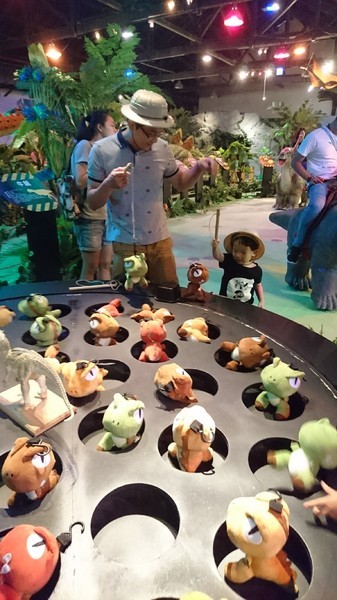 侏儸紀X恐龍樂園(高雄場):高雄駁二~侏儸紀X恐龍樂園~紅色警報!!恐龍真的來了~乘坐恐龍骨頭車前往失落的世界~展期6/30-9/02