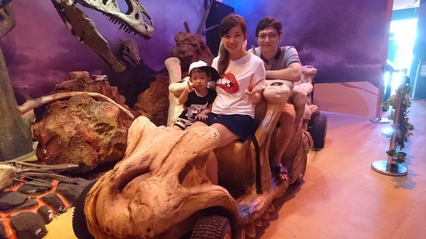 侏儸紀X恐龍樂園(高雄場):高雄駁二~侏儸紀X恐龍樂園~紅色警報!!恐龍真的來了~乘坐恐龍骨頭車前往失落的世界~展期6/30-9/02