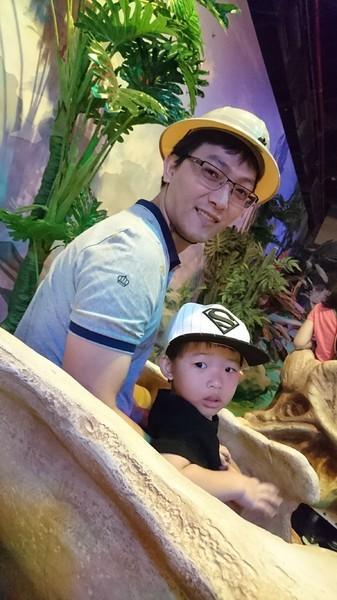 侏儸紀X恐龍樂園(高雄場):高雄駁二~侏儸紀X恐龍樂園~紅色警報!!恐龍真的來了~乘坐恐龍骨頭車前往失落的世界~展期6/30-9/02