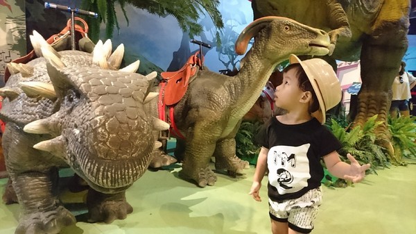 侏儸紀X恐龍樂園(高雄場):高雄駁二~侏儸紀X恐龍樂園~紅色警報!!恐龍真的來了~乘坐恐龍骨頭車前往失落的世界~展期6/30-9/02