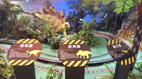 侏儸紀X恐龍樂園(高雄場):高雄駁二~侏儸紀X恐龍樂園~紅色警報!!恐龍真的來了~乘坐恐龍骨頭車前往失落的世界~展期6/30-9/02