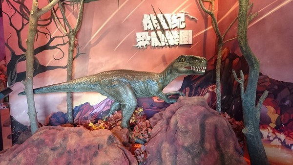 侏儸紀X恐龍樂園(高雄場):高雄駁二~侏儸紀X恐龍樂園~紅色警報!!恐龍真的來了~乘坐恐龍骨頭車前往失落的世界~展期6/30-9/02