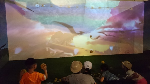 侏儸紀X恐龍樂園(高雄場):高雄駁二~侏儸紀X恐龍樂園~紅色警報!!恐龍真的來了~乘坐恐龍骨頭車前往失落的世界~展期6/30-9/02