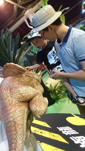 侏儸紀X恐龍樂園(高雄場):高雄駁二~侏儸紀X恐龍樂園~紅色警報!!恐龍真的來了~乘坐恐龍骨頭車前往失落的世界~展期6/30-9/02