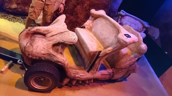 侏儸紀X恐龍樂園(高雄場):高雄駁二~侏儸紀X恐龍樂園~紅色警報!!恐龍真的來了~乘坐恐龍骨頭車前往失落的世界~展期6/30-9/02