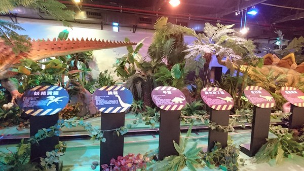 侏儸紀X恐龍樂園(高雄場):高雄駁二~侏儸紀X恐龍樂園~紅色警報!!恐龍真的來了~乘坐恐龍骨頭車前往失落的世界~展期6/30-9/02