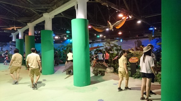 侏儸紀X恐龍樂園(高雄場):高雄駁二~侏儸紀X恐龍樂園~紅色警報!!恐龍真的來了~乘坐恐龍骨頭車前往失落的世界~展期6/30-9/02