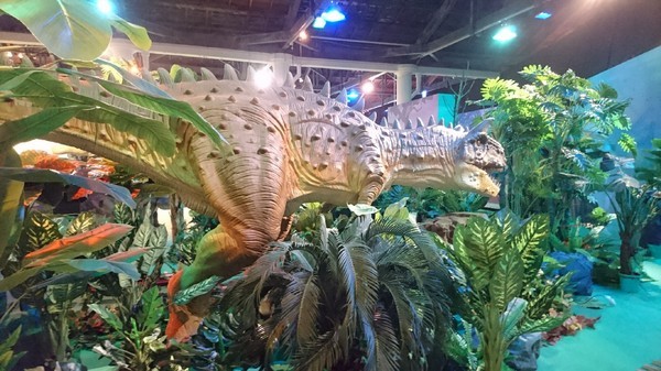 侏儸紀X恐龍樂園(高雄場):高雄駁二~侏儸紀X恐龍樂園~紅色警報!!恐龍真的來了~乘坐恐龍骨頭車前往失落的世界~展期6/30-9/02