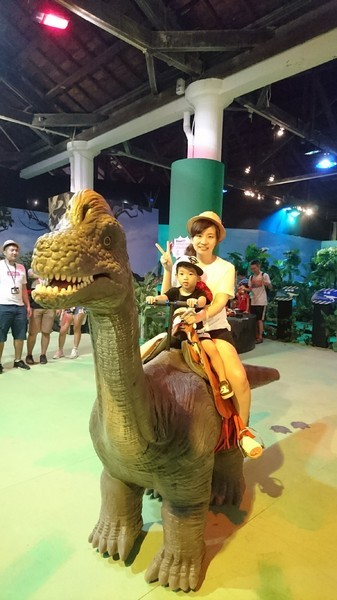 侏儸紀X恐龍樂園(高雄場):高雄駁二~侏儸紀X恐龍樂園~紅色警報!!恐龍真的來了~乘坐恐龍骨頭車前往失落的世界~展期6/30-9/02