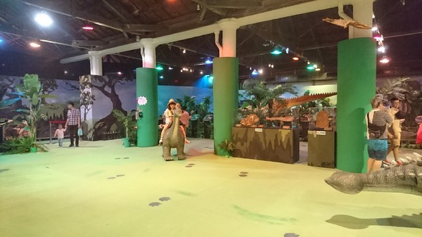 侏儸紀X恐龍樂園(高雄場):高雄駁二~侏儸紀X恐龍樂園~紅色警報!!恐龍真的來了~乘坐恐龍骨頭車前往失落的世界~展期6/30-9/02