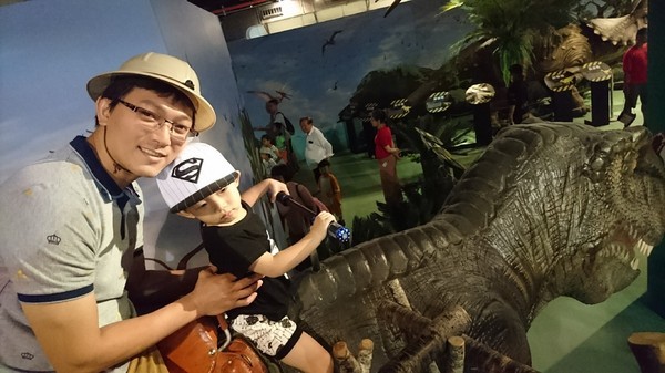 侏儸紀X恐龍樂園(高雄場):高雄駁二~侏儸紀X恐龍樂園~紅色警報!!恐龍真的來了~乘坐恐龍骨頭車前往失落的世界~展期6/30-9/02