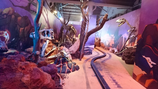 侏儸紀X恐龍樂園(高雄場):高雄駁二~侏儸紀X恐龍樂園~紅色警報!!恐龍真的來了~乘坐恐龍骨頭車前往失落的世界~展期6/30-9/02