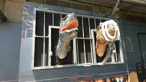 侏儸紀X恐龍樂園(高雄場):高雄駁二~侏儸紀X恐龍樂園~紅色警報!!恐龍真的來了~乘坐恐龍骨頭車前往失落的世界~展期6/30-9/02