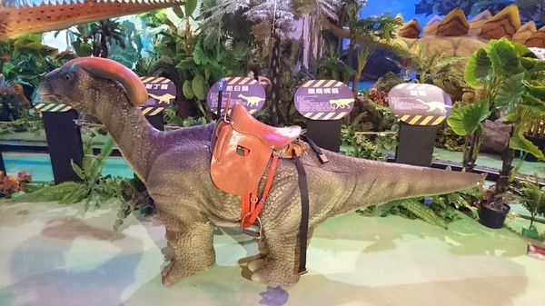 侏儸紀X恐龍樂園(高雄場):高雄駁二~侏儸紀X恐龍樂園~紅色警報!!恐龍真的來了~乘坐恐龍骨頭車前往失落的世界~展期6/30-9/02