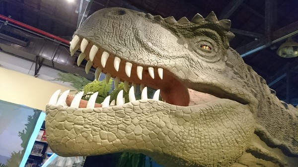 侏儸紀X恐龍樂園(高雄場):高雄駁二~侏儸紀X恐龍樂園~紅色警報!!恐龍真的來了~乘坐恐龍骨頭車前往失落的世界~展期6/30-9/02