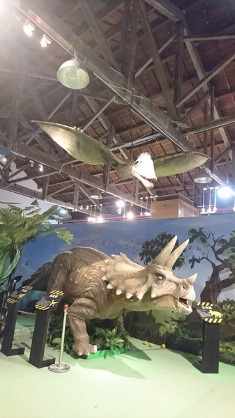 侏儸紀X恐龍樂園(高雄場):高雄駁二~侏儸紀X恐龍樂園~紅色警報!!恐龍真的來了~乘坐恐龍骨頭車前往失落的世界~展期6/30-9/02