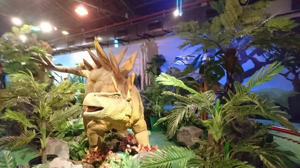 侏儸紀X恐龍樂園(高雄場):高雄駁二~侏儸紀X恐龍樂園~紅色警報!!恐龍真的來了~乘坐恐龍骨頭車前往失落的世界~展期6/30-9/02